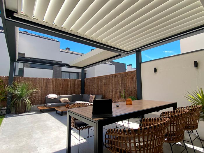 Retractable and louvered bioclimatic pergola by CEPI